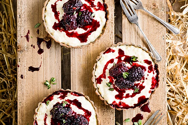 Buckwheat tarts with rice pudding and blackberries